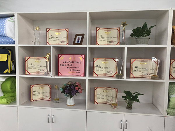 美惠寶-資質(zhì)證書展柜